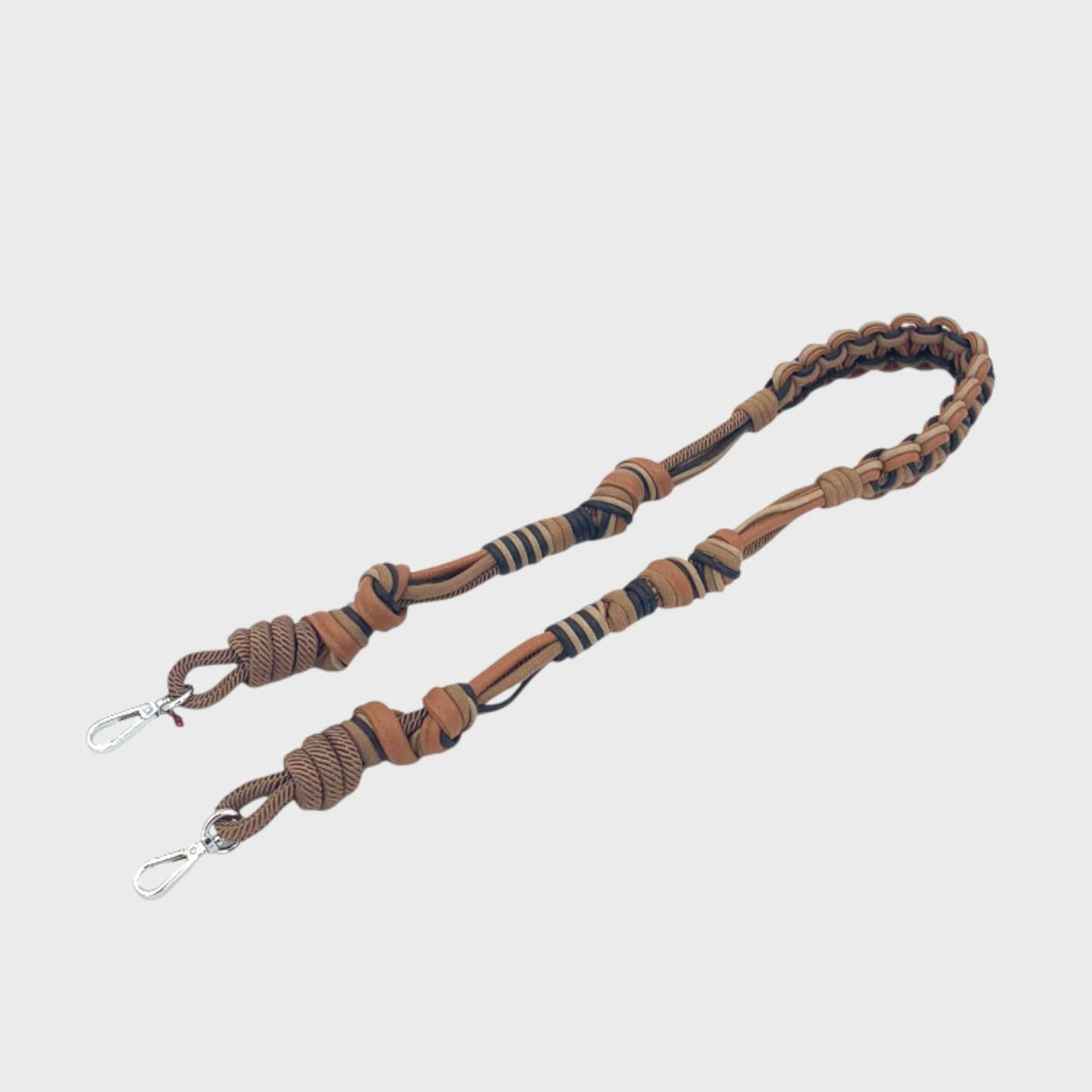 A long braided bag strap with macramé and leather.