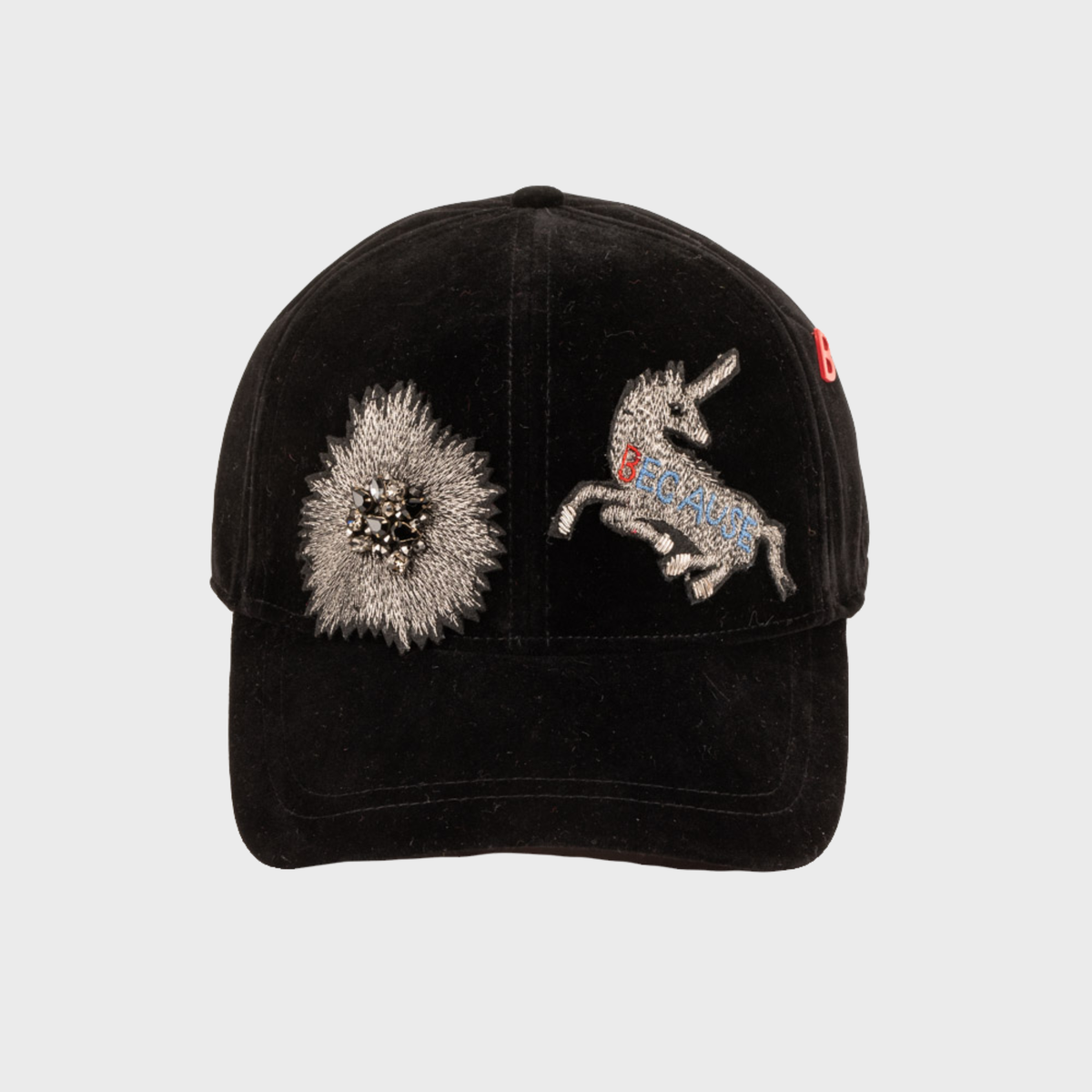 Black velvet baseball cap with a unicorn and a like the sun embroideries. 