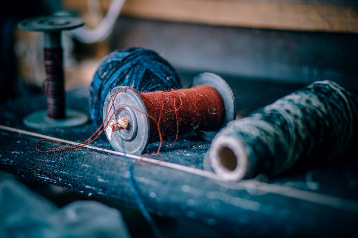 A picture of spools of thread. 