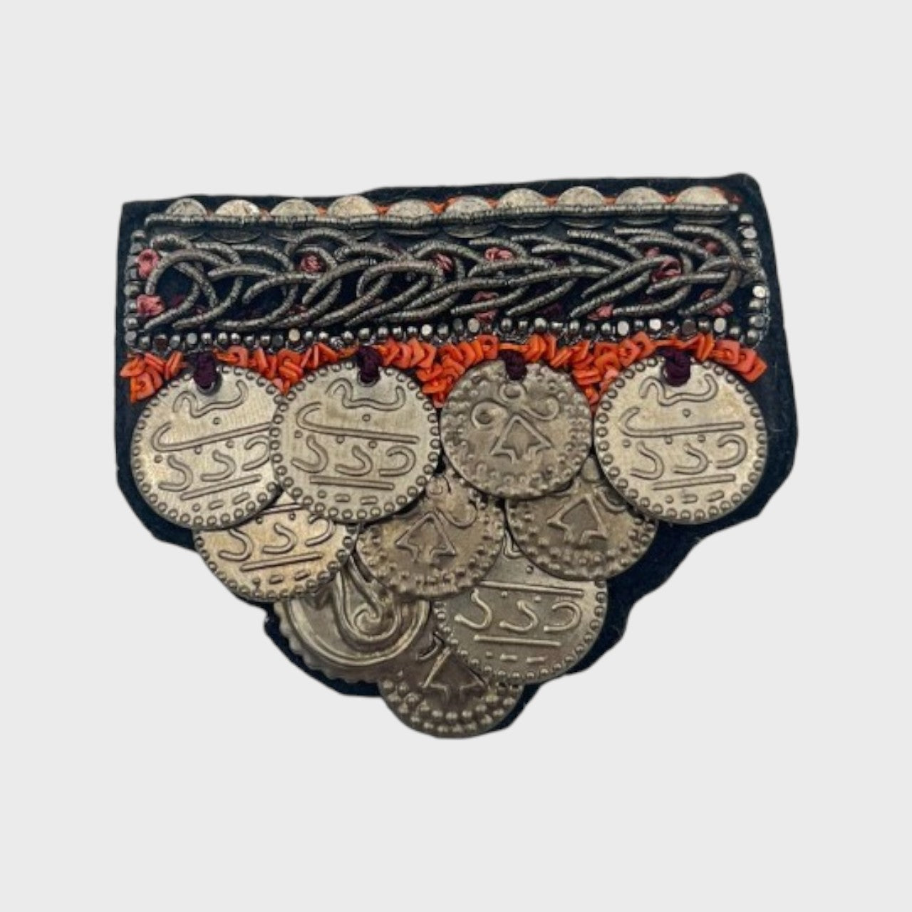 An embroidered brooch representing a medal with grey and orange details. 