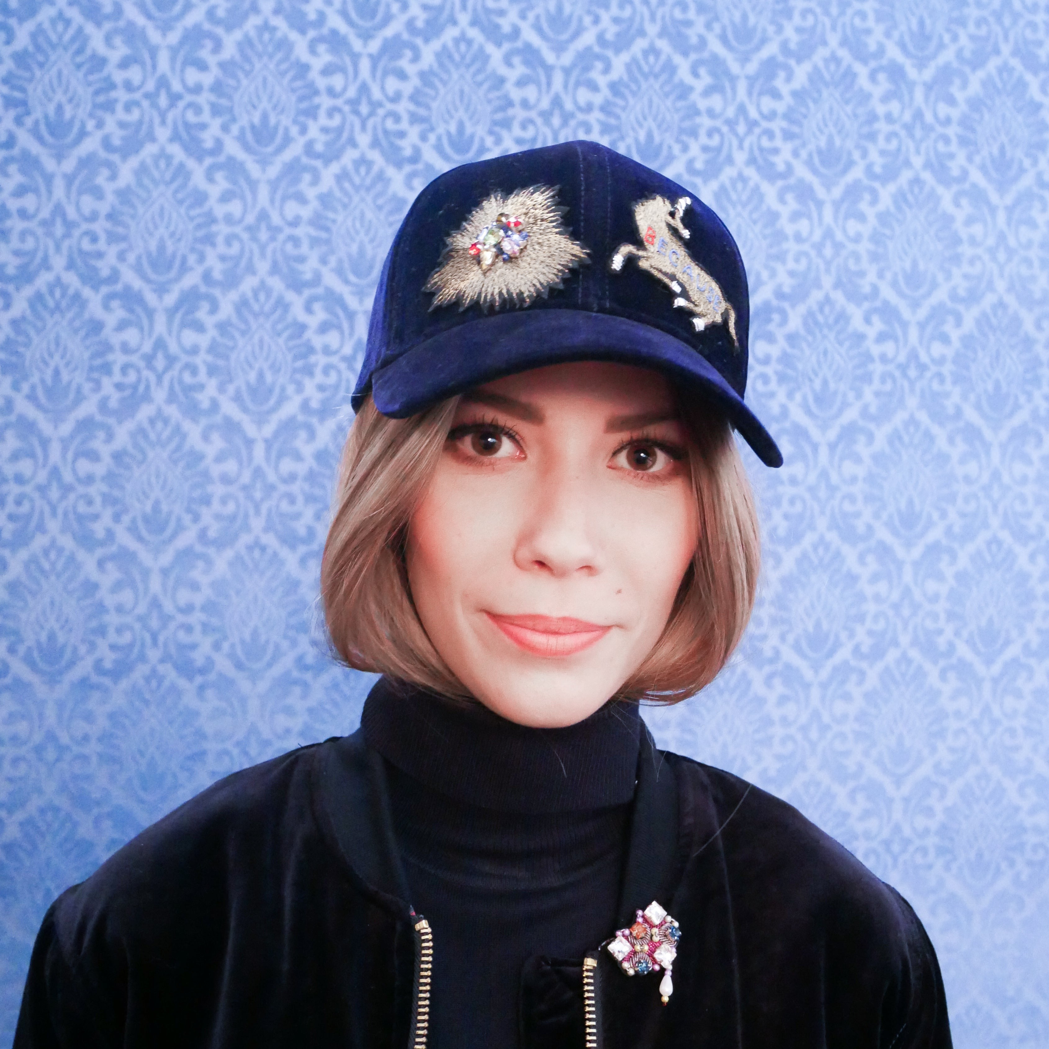 A model wearing on her cap severeal brooches inculding the unicorn gold one. 